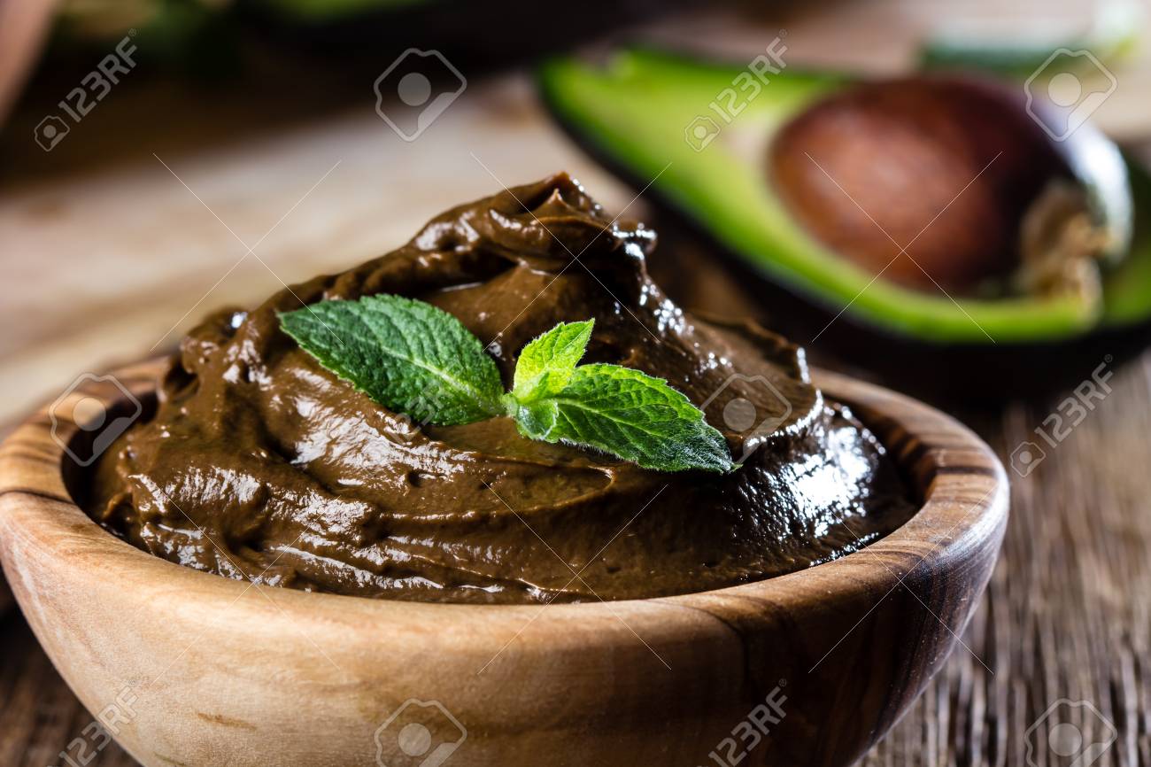 Mousse Au Chocolat A L Avocat Dans Un Bol En Bois D Olivier