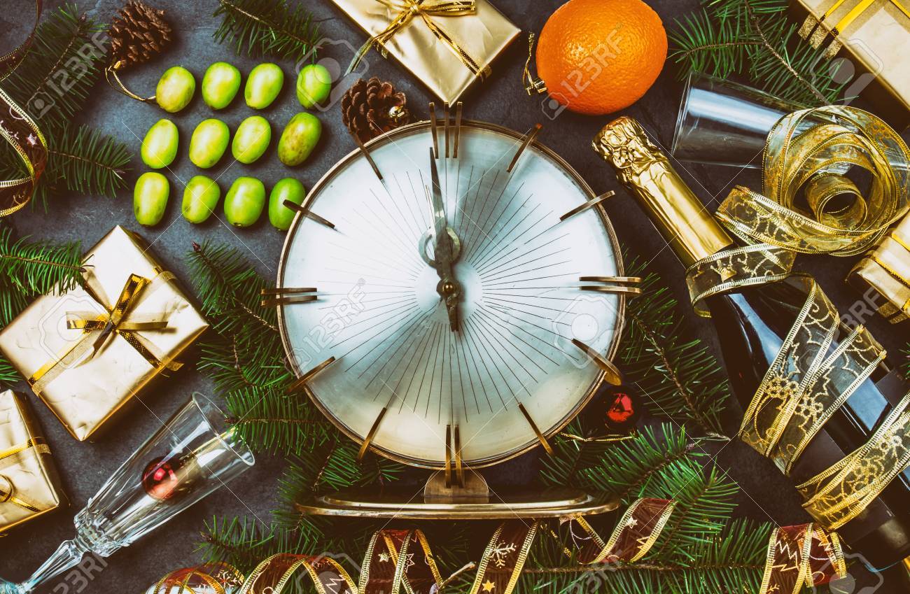 新しい年の伝統 ラテン アメリカとスペイン語の新年の伝統的です 12 の食べ方面白い儀式 Midnigth で幸運のための 12 のブドウ フラット横たわっていた トップ ビュー クリスマス新年の組成物 の写真素材 画像素材 Image