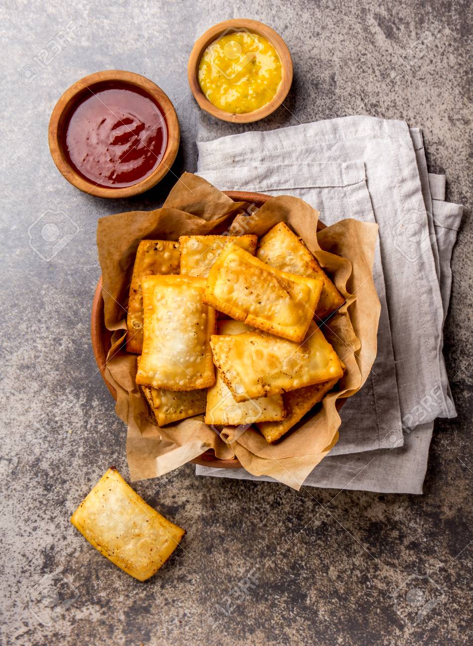 empanadas de queso frito snack típico latinoamericano en plato de