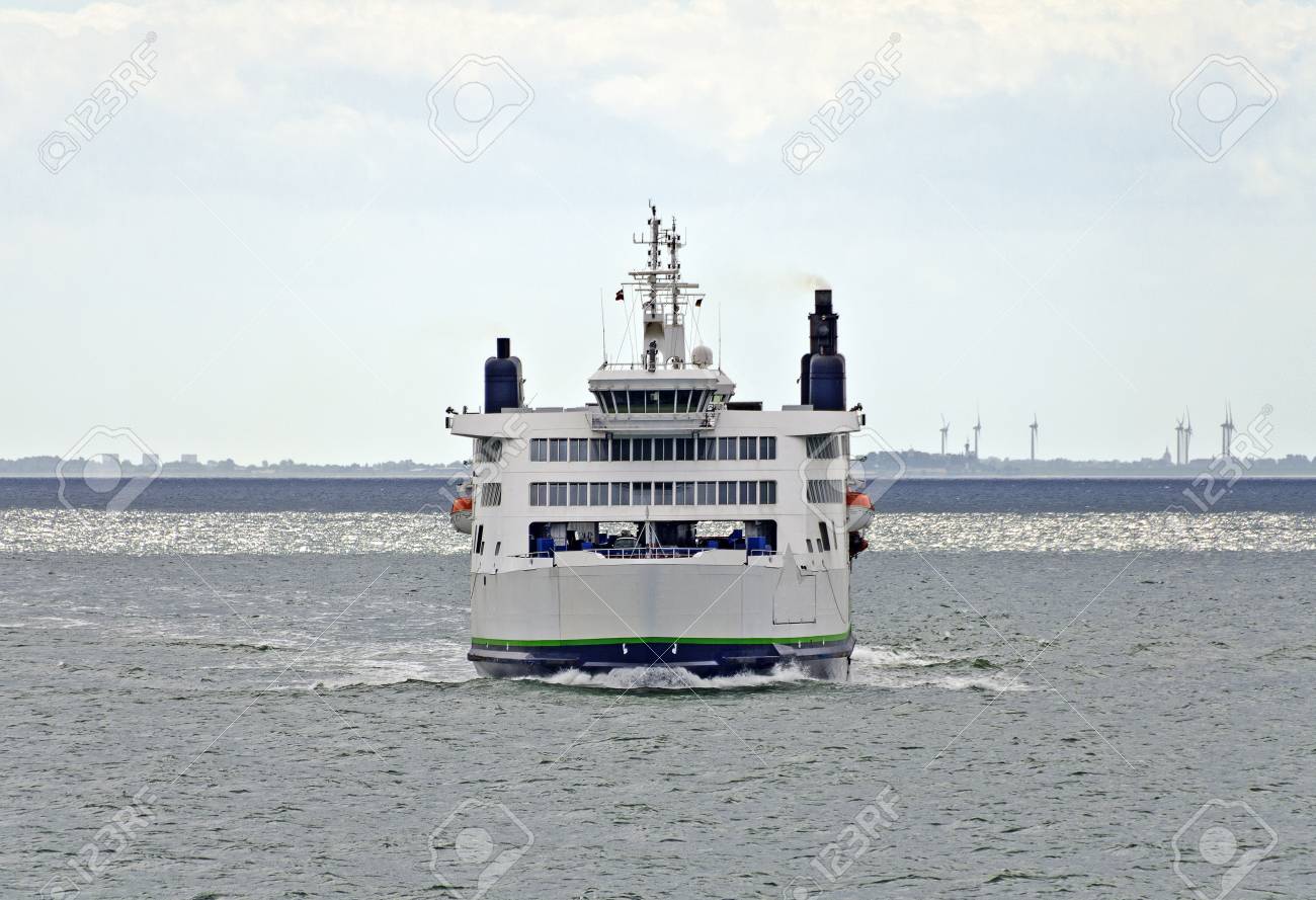 車はバルト海間のフェリー乗ってプット ガーデン ドイツ と Roedbyhaven デンマーク の写真素材 画像素材 Image