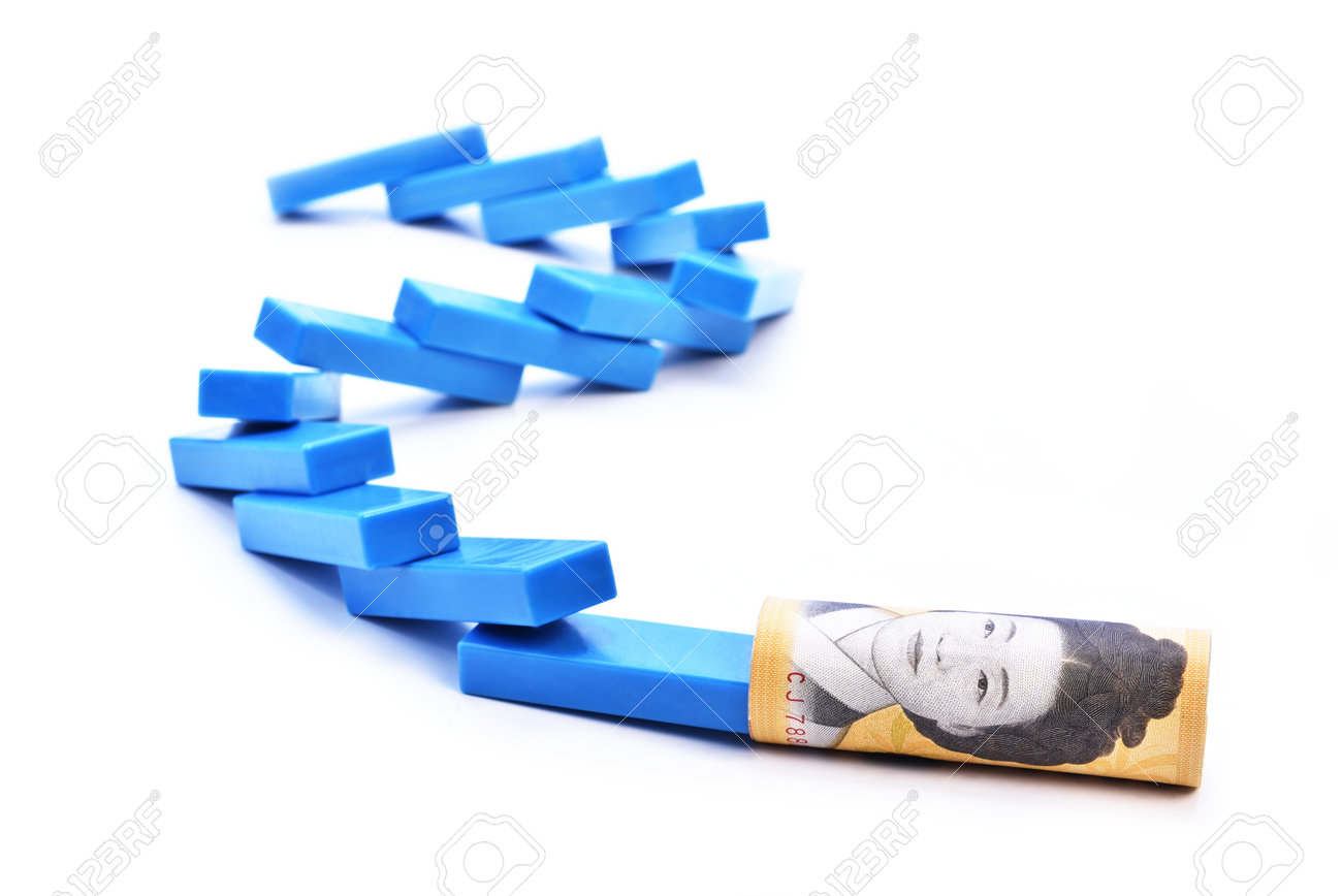 白い背景にドミノ倒しと韓国ウォン、ビットコイン崩壊のコンセプト。の写真素材・画像素材 Image 191712078