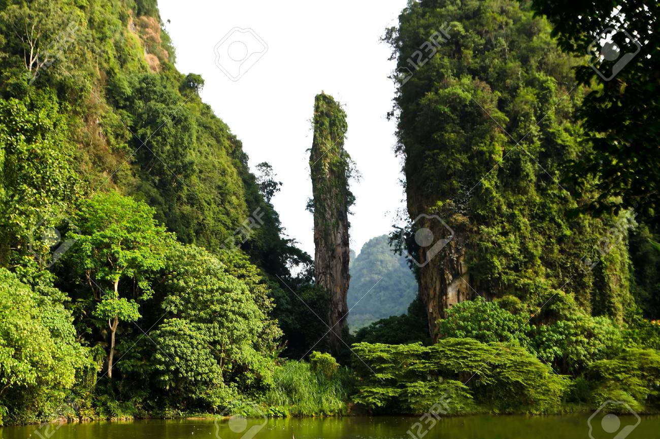 自然な石灰岩の崖とタムバン イポー マレーシアの山 の写真素材 画像素材 Image