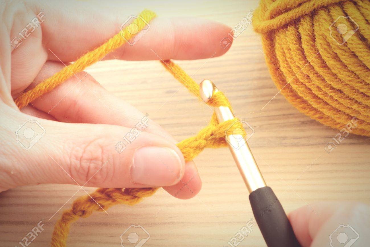 羊毛ボールのかぎ針編みとかぎ針編みのフックします の写真素材 画像素材 Image