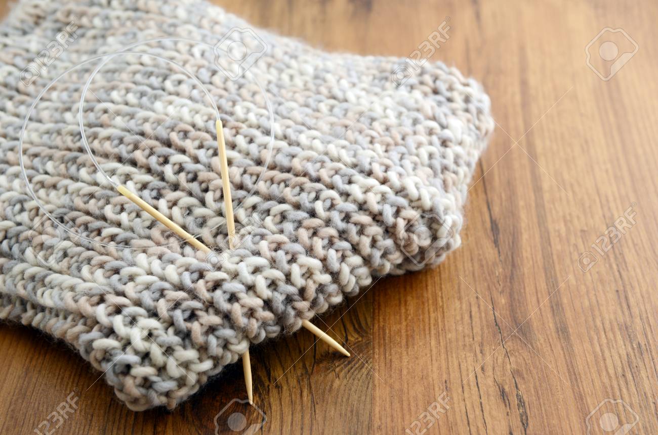 Confección De Bufandas De Lana Fotos, Retratos, Fotografía Archivo De Derecho. Image 64236018.