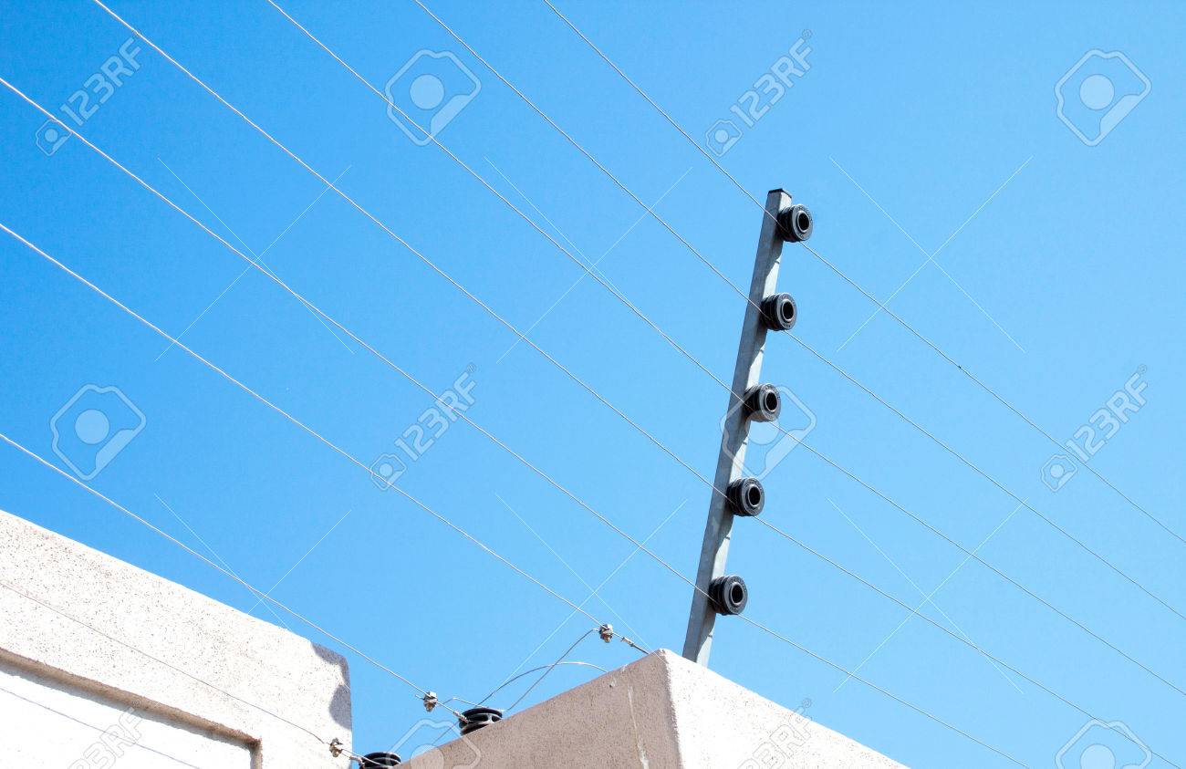 cloture electrique sur un mur