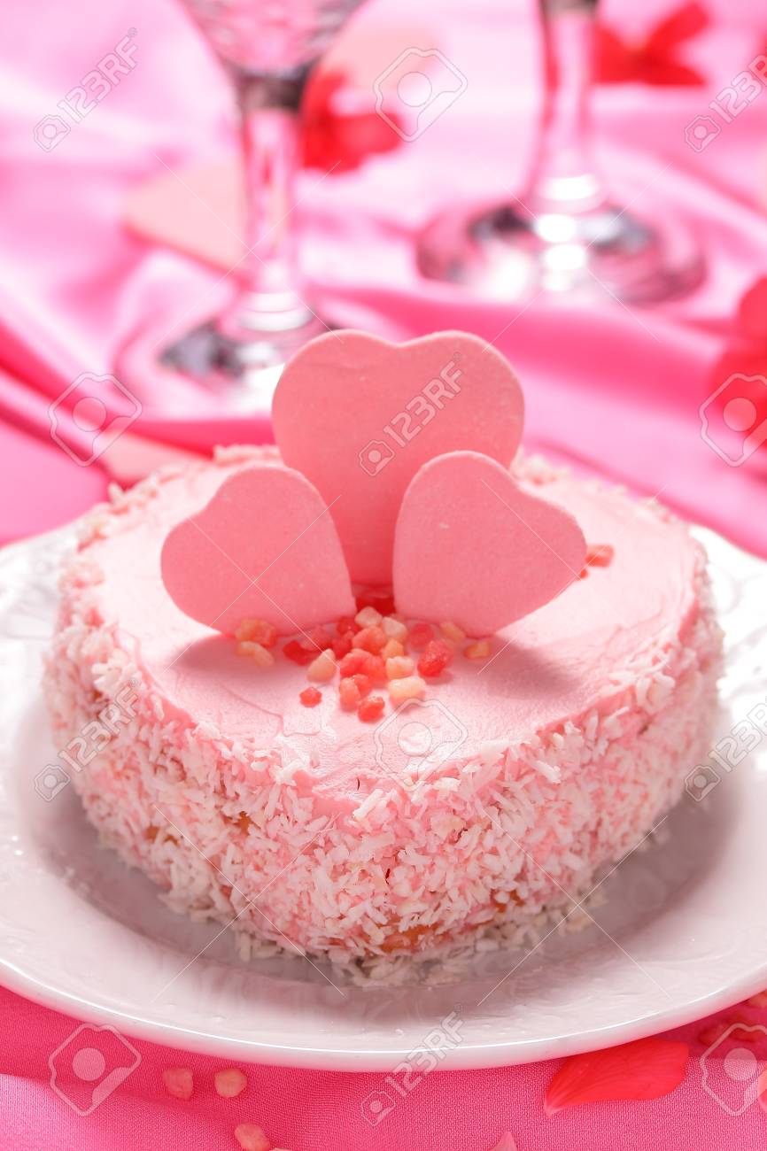 Un Petit Gateau En Forme De Coeur Rose Banque D Images Et Photos Libres De Droits Image