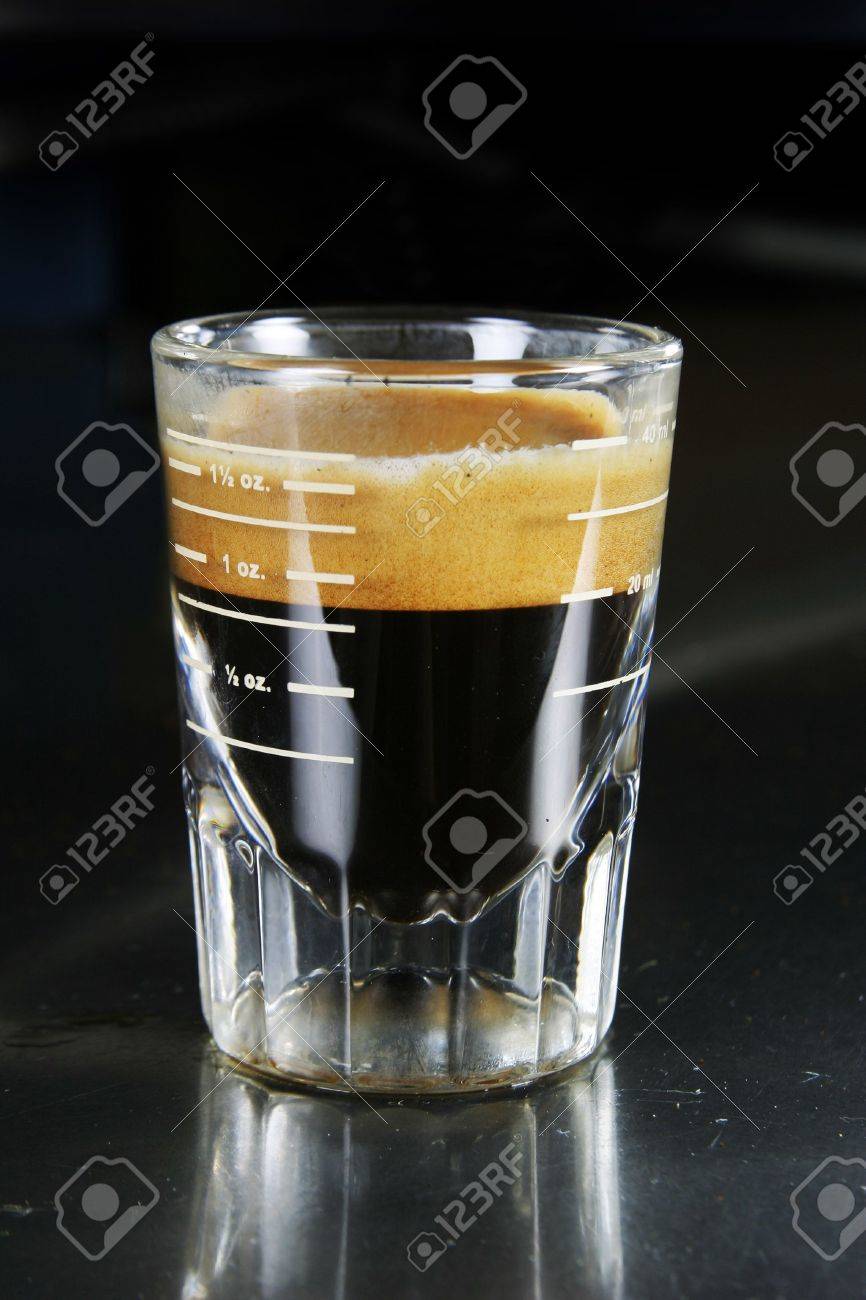 完全のクレマとショット グラスで単一のエスプレッソ の写真素材 画像素材 Image 完全のクレマとショット グラスで単一のエスプレッソ の写真素材 画像素材 Image
