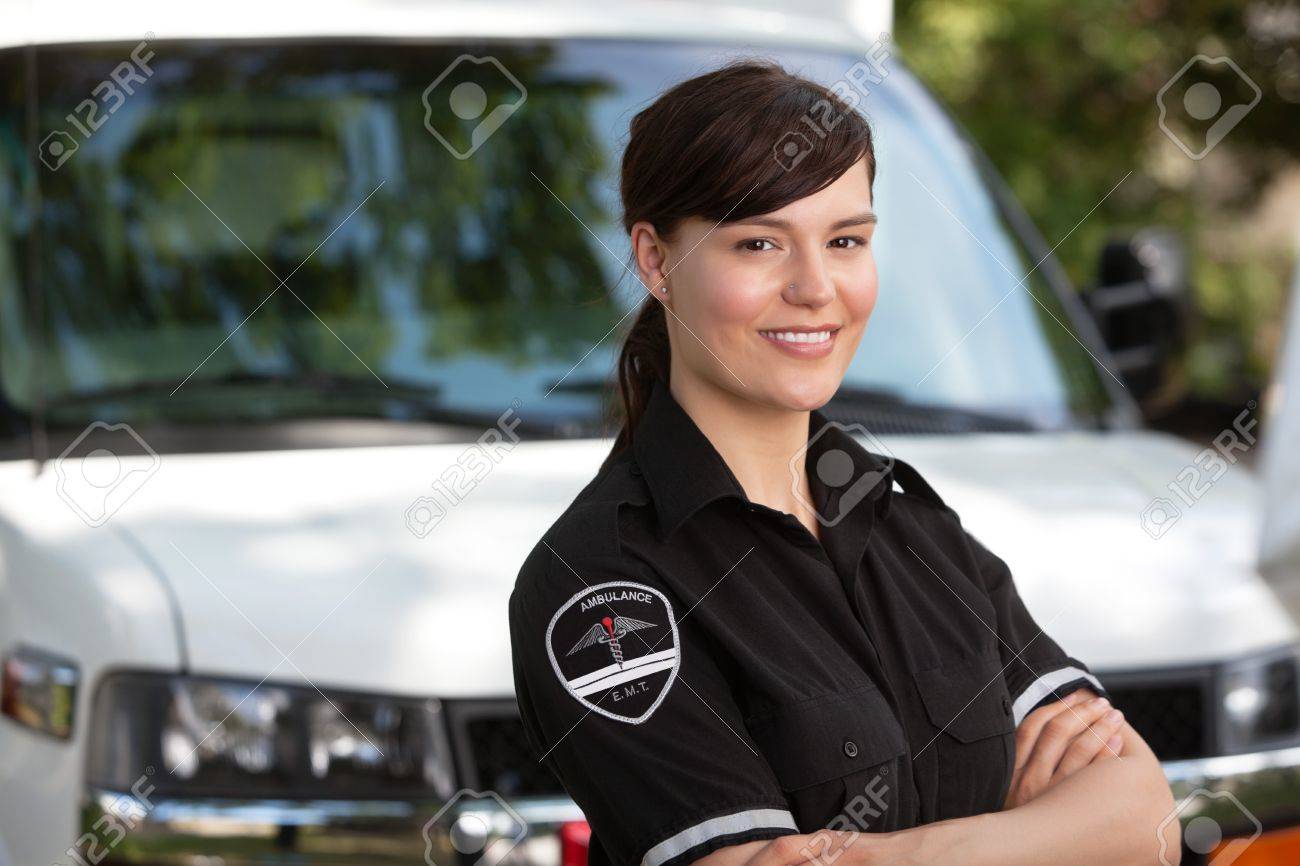幸せな優しい女性救急救命士救急車の前に立っての肖像画 の写真素材 画像素材 Image