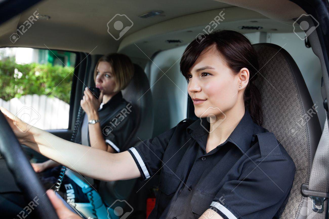 チーム女性救急救命士救急車を運転し ディスパッチャーとラジオで話しています の写真素材 画像素材 Image チーム女性救急救命士救急車を運転し ディスパッチャーとラジオで話しています の写真素材 画像素材 Image