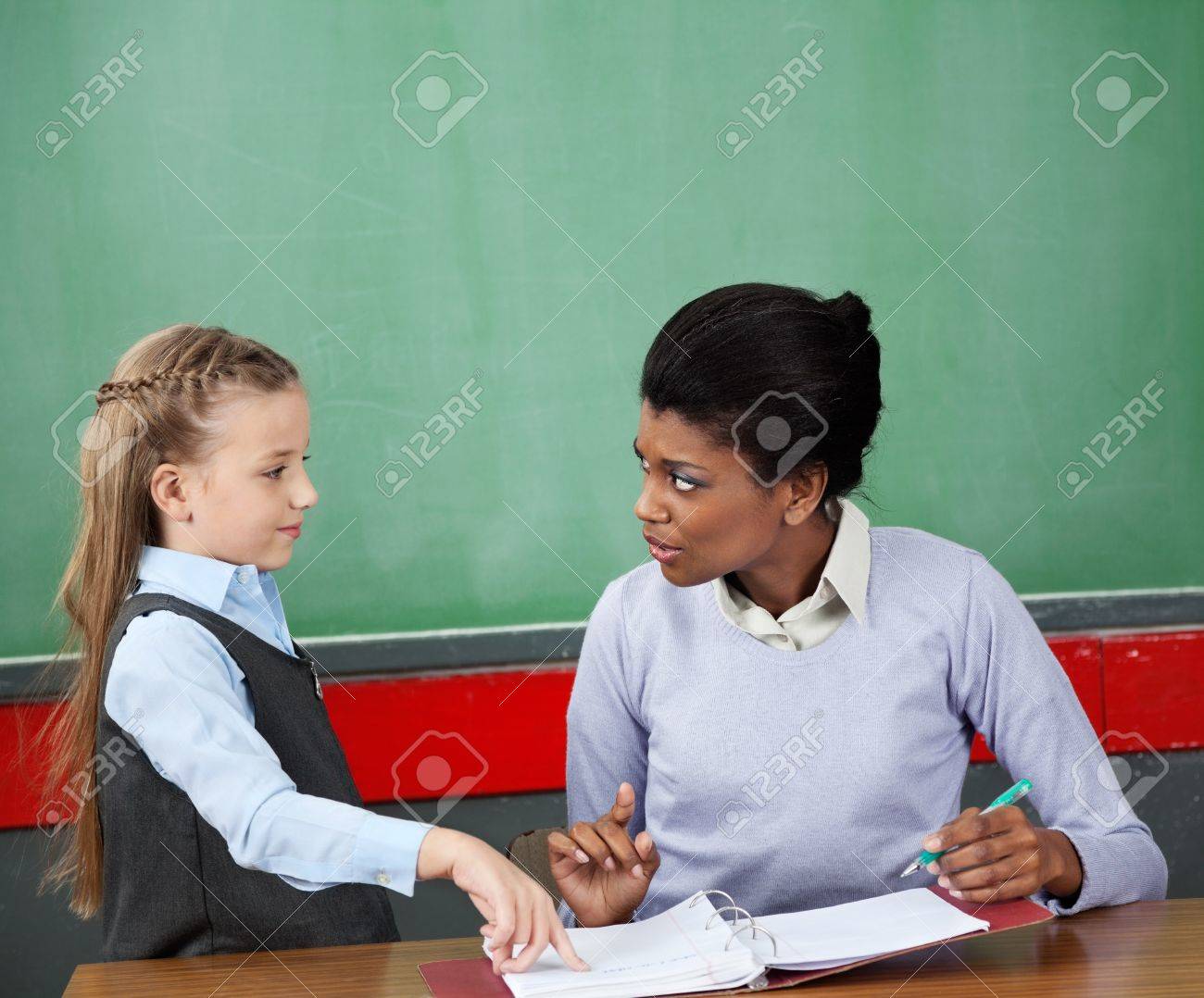 女子高生と先生の机でお互いを見て の写真素材 画像素材 Image 2122