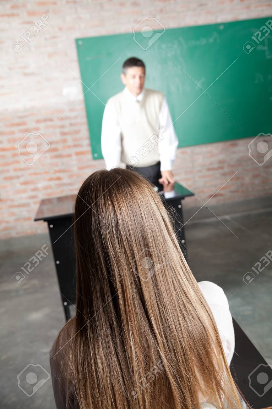 教室の机で教授と女子学生の後姿 の写真素材 画像素材 Image