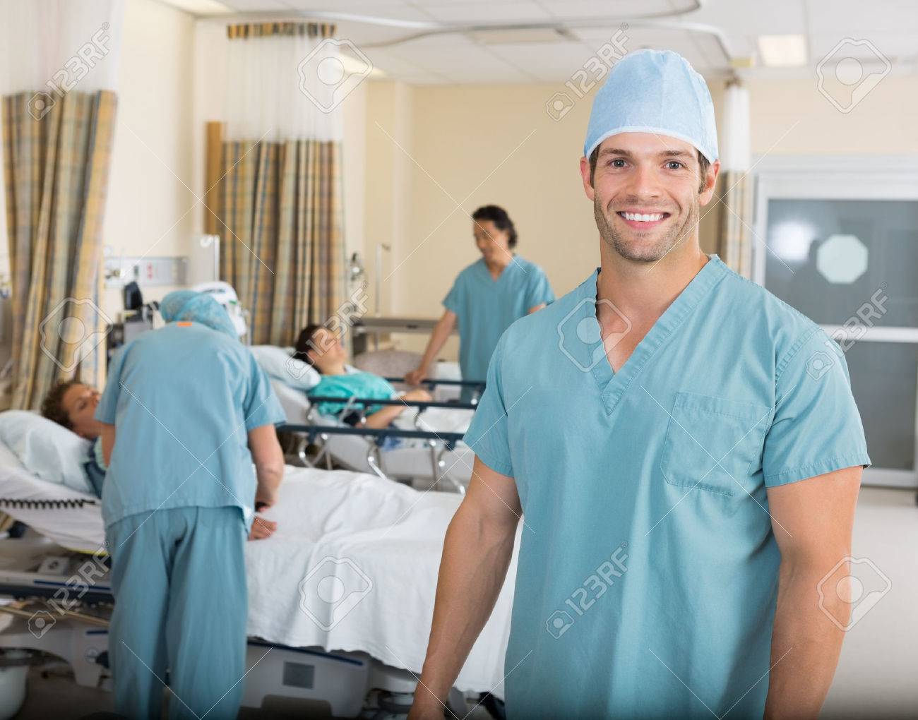 Résultat de recherche d'images pour "male nurse in hospital"