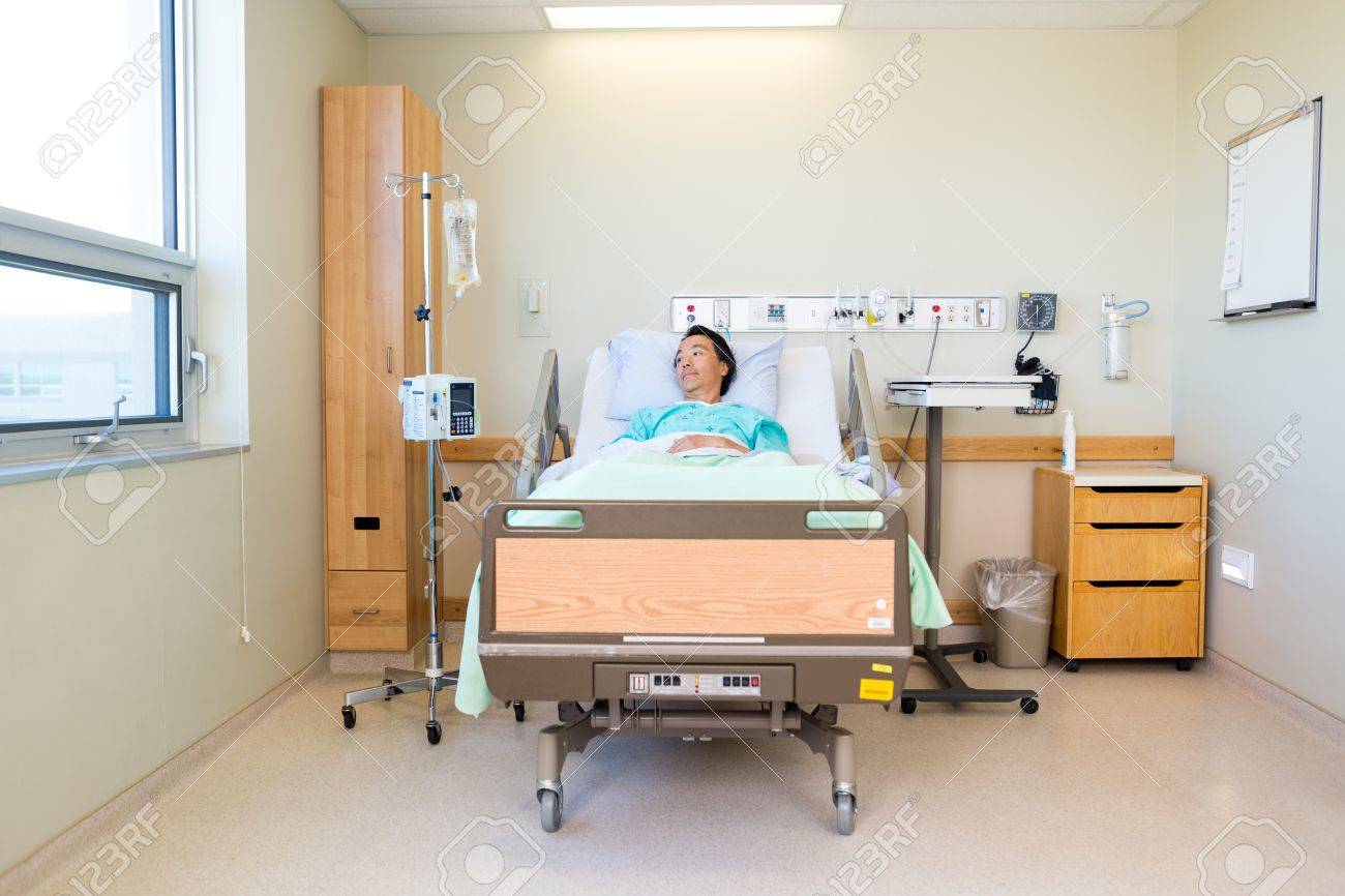 Reflechi Patients Male Adulte Couche Sur Le Lit Tout En Regardant A La Fenetre A L Hopital Banque D Images Et Photos Libres De Droits Image 25774368