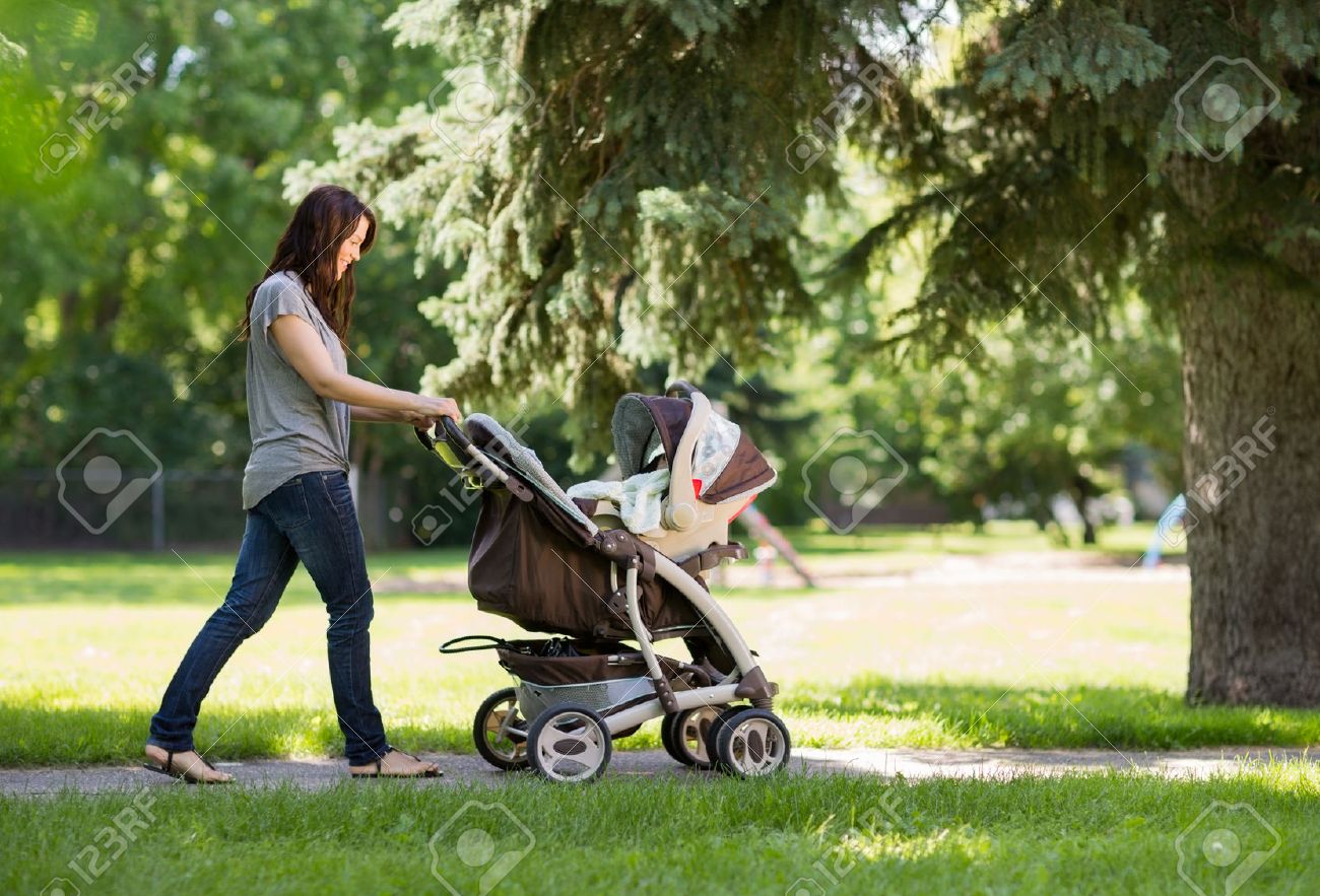 In Voller Lange Seitenansicht Der Jungen Mutter Schieben Kinderwagen Im Park Lizenzfreie Fotos Bilder Und Stock Fotografie Image 25305060