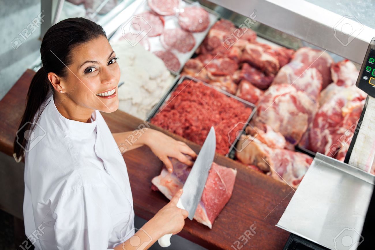 Feliz Mujer Carnicero Carne De Corte En Carniceria Foto De Archivo Feliz Mujer Carnicero Carne De Corte En Carniceria Foto De Archivo