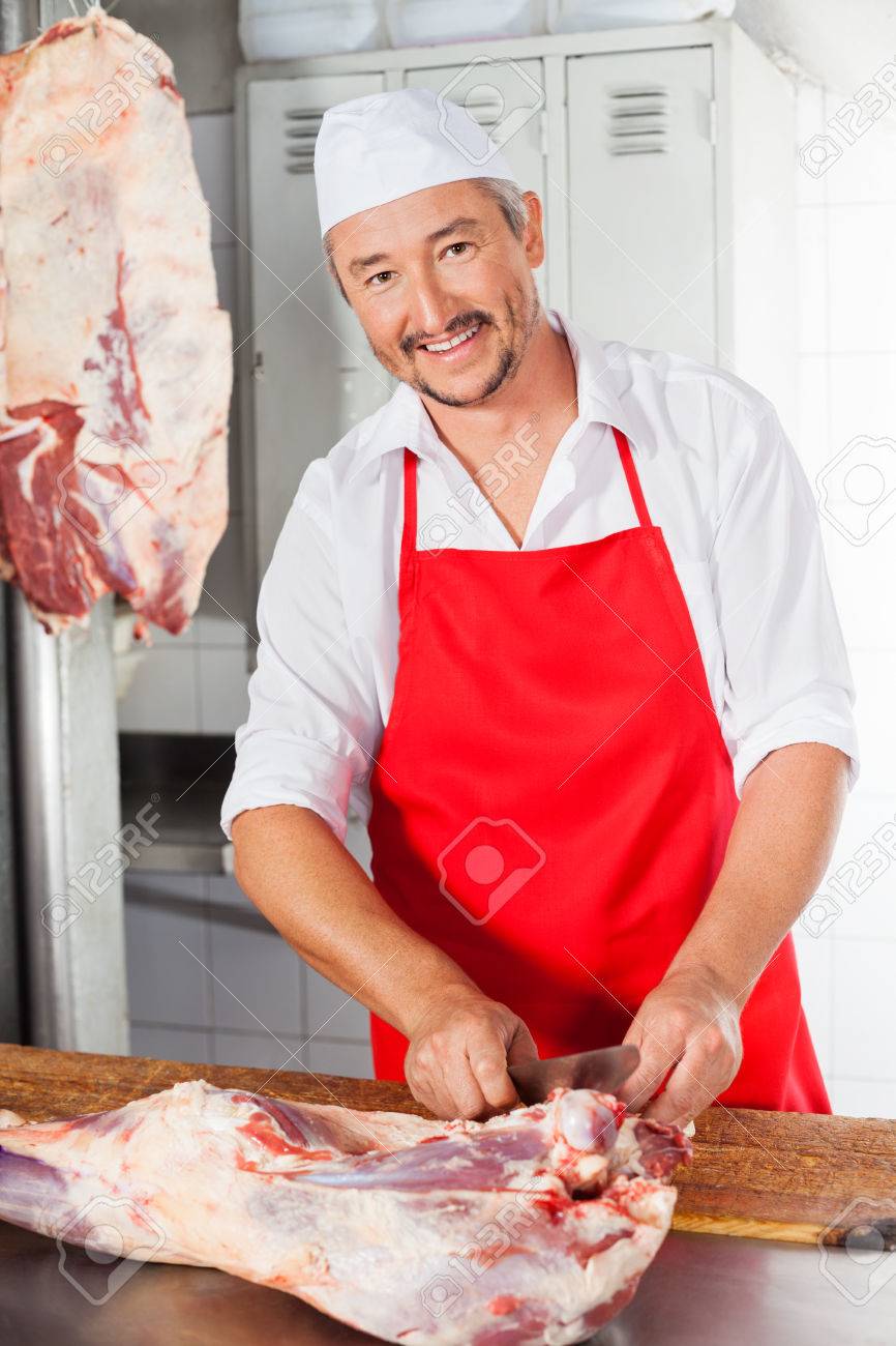 Carnicero Carne De Corte En El Mostrador De Carniceria Foto De Archivo Carnicero Carne De Corte En El Mostrador De Carniceria Foto De Archivo