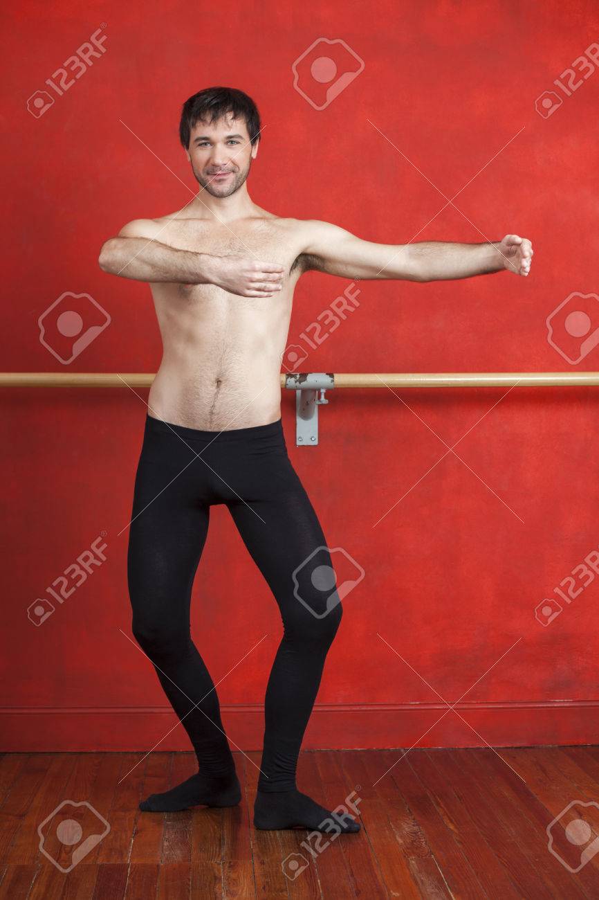 上半身裸の男性ダンサーがバレエ スタジオでの練習の完全な長さの肖像画 の写真素材 画像素材 Image 上半身裸の男性ダンサーがバレエ スタジオでの練習の完全な長さの肖像画 の写真素材 画像素材 Image