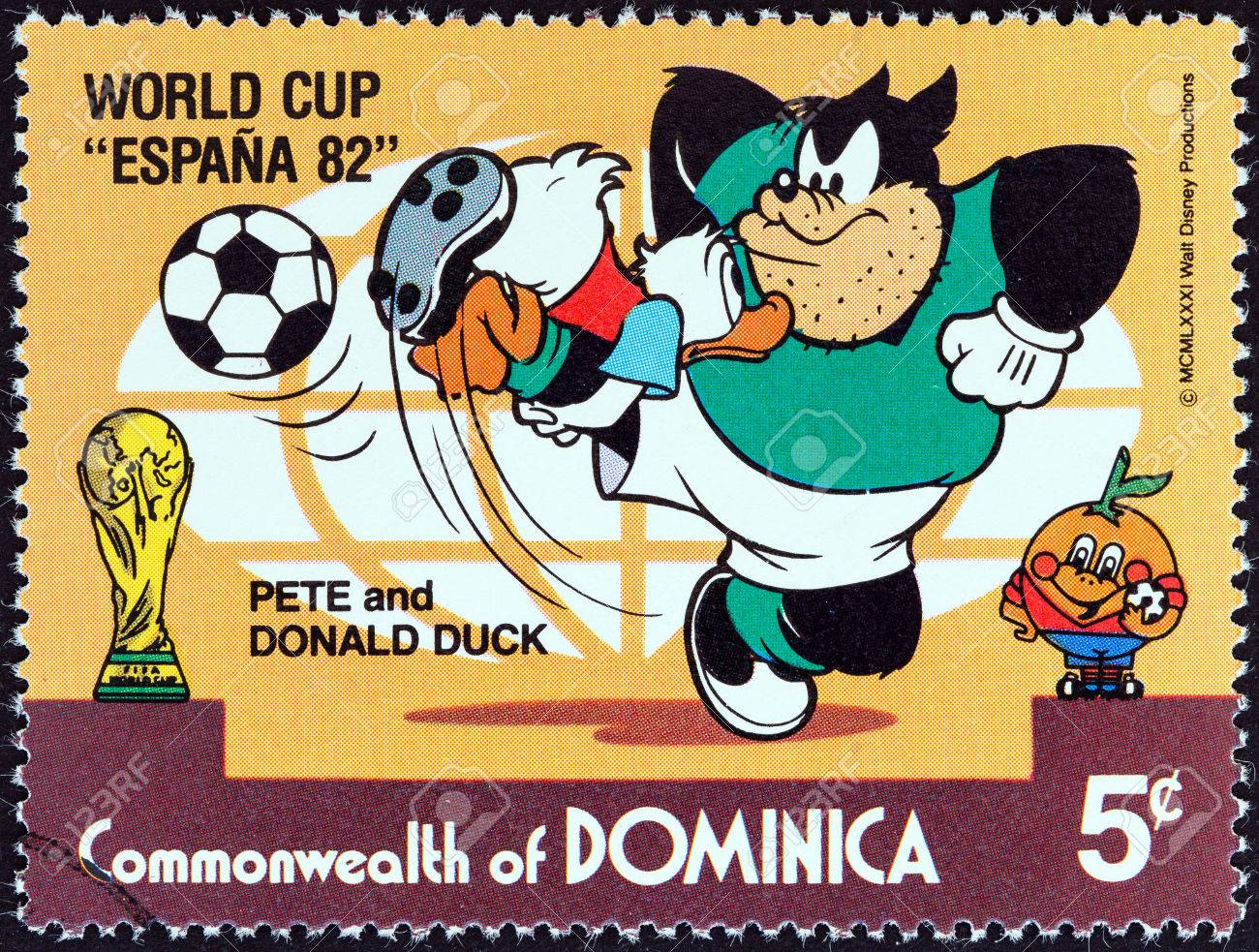 ドミニカ国 19 年切手が世界カップ サッカー選手権 スペイン ウォルト ディズニーの漫画のキャラクターの問題からドミニカ国で印刷された頃再生中表示ピートとドナルド ダック 19 年頃 の写真素材 画像素材 Image