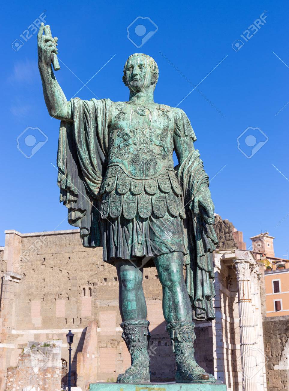 フォロ ロマーノ ローマ イタリアで皇帝ネルウァの銅像 の写真素材 画像素材 Image