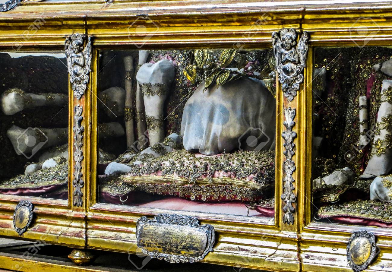 Munich, Allemagne - St. Peters - Intérieur - Christian Relic - Skull ... Munich, Allemagne - St. Peters - Intérieur - Christian Relic - Skull ...