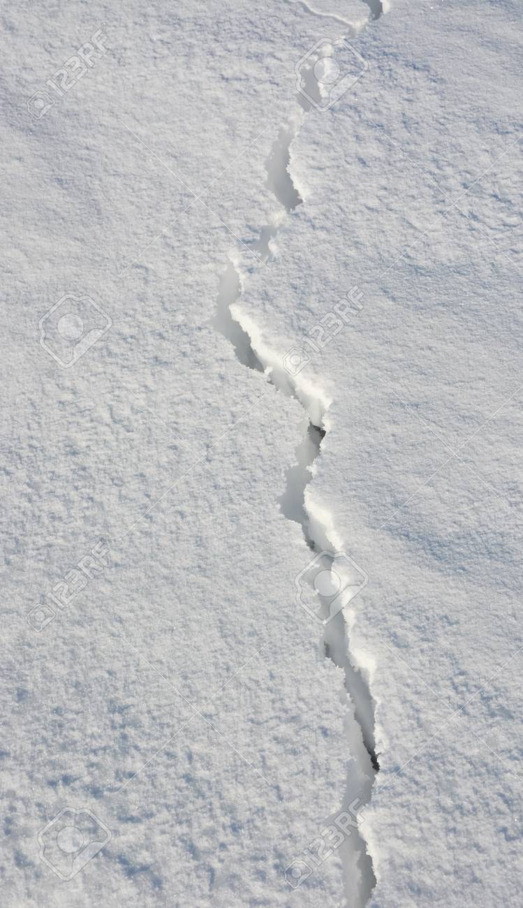 雪の上の割れ目 画像を背景として使用できます の写真素材 画像素材 Image