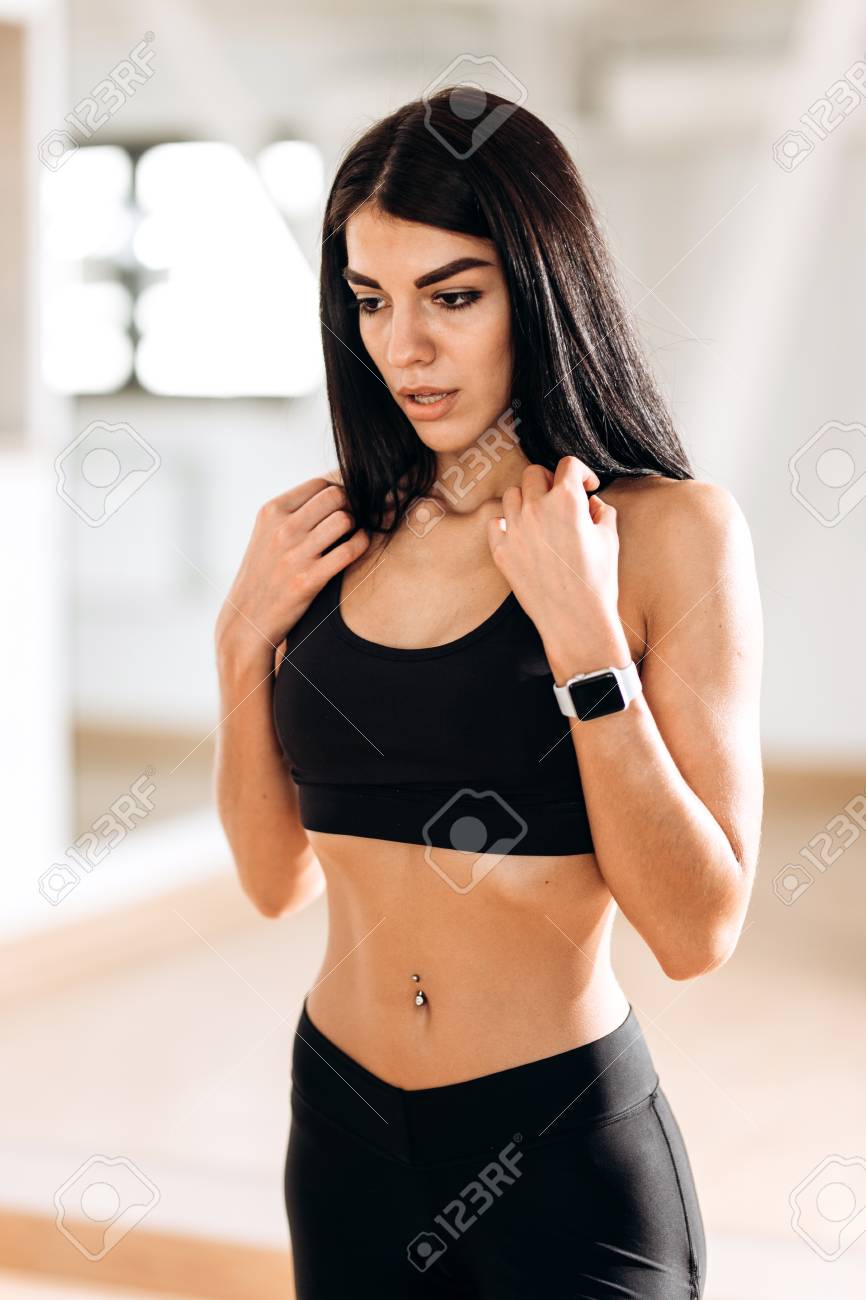 Beautiful Slim Girl Dressed In Black Sportswear Is Standing In The Gym In The Fitness Room Next To The Mirror Lizenzfreie Fotos Bilder Und Stock Fotografie Image Beautiful Slim Girl Dressed In Black Sportswear Is Standing In The Gym In The Fitness Room Next To The Mirror Lizenzfreie Fotos Bilder Und Stock Fotografie Image