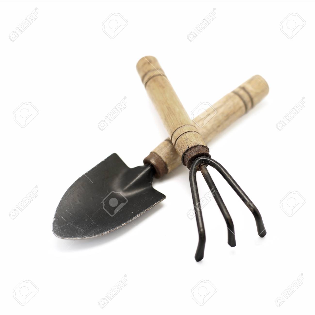 Alte Gartengerate Spaten Und Harke Auf Weissem Hintergrund Lizenzfreie Fotos Bilder Und Stock Fotografie Image 39762273