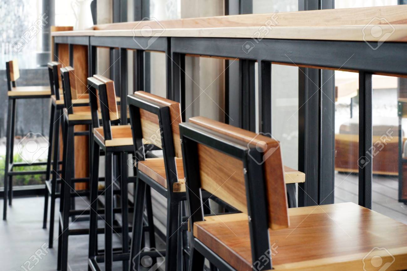 Sgabelli Negozio : Sgabello davanti alla barra del banco presso il negozio di caffè