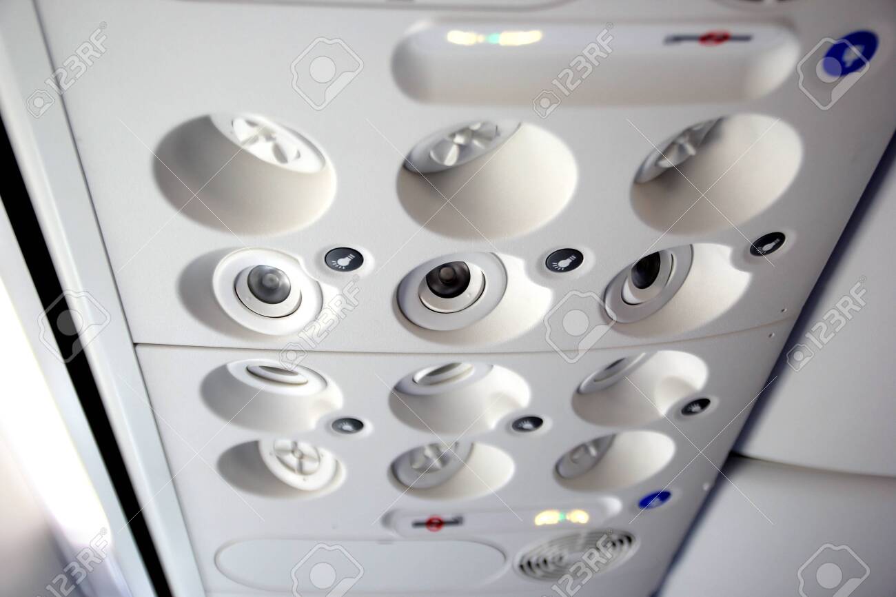 Closeup Of Air Grille Diffuser And Lamp On Ceiling In The Ventilation Grille Imágenes Y Fotos 123RF