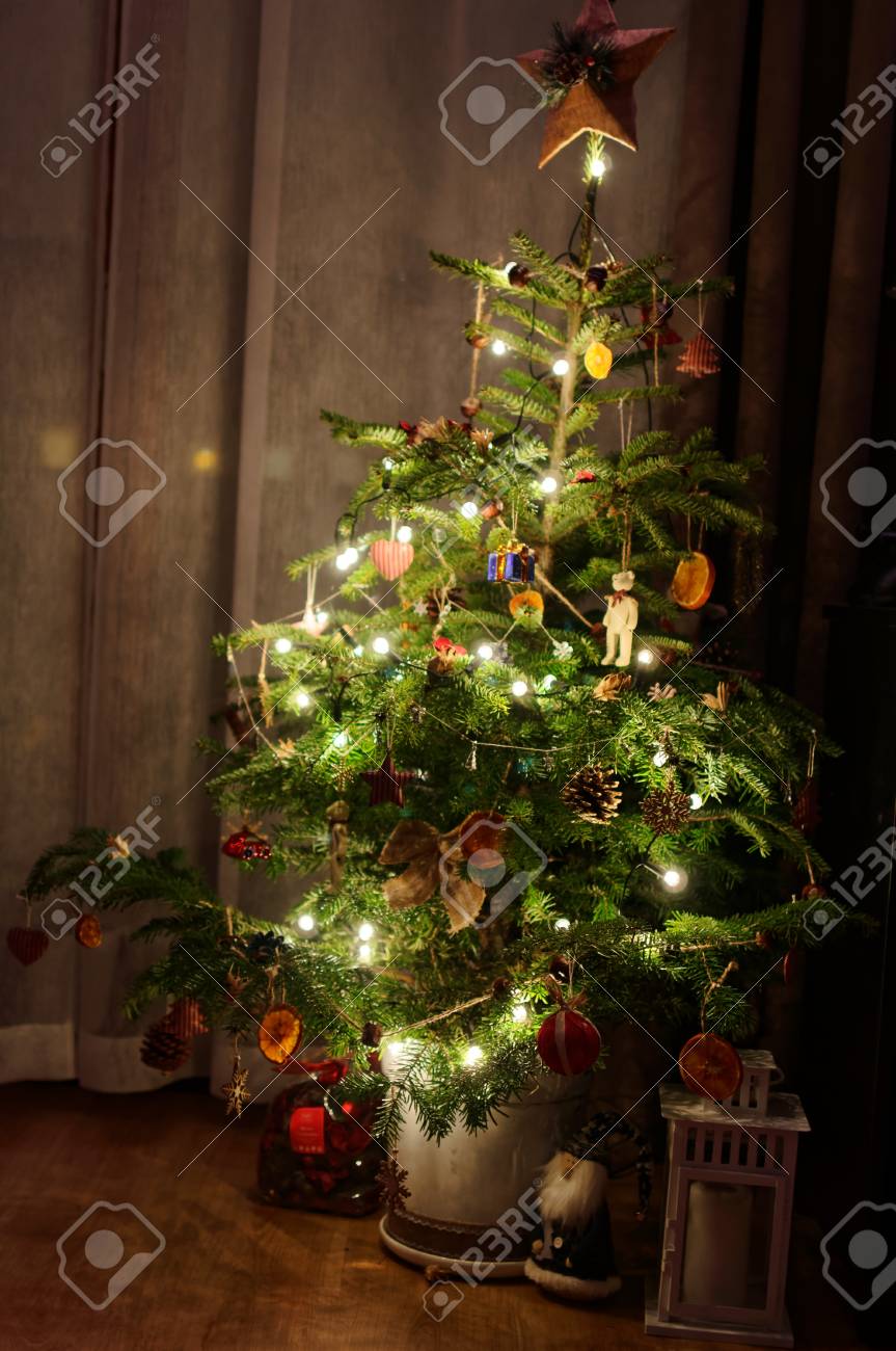 Decorazioni Natalizie Pendenti.Immagini Stock Albero Di Natale Decorato Con Luci E Piccoli Pendenti Image 84416857