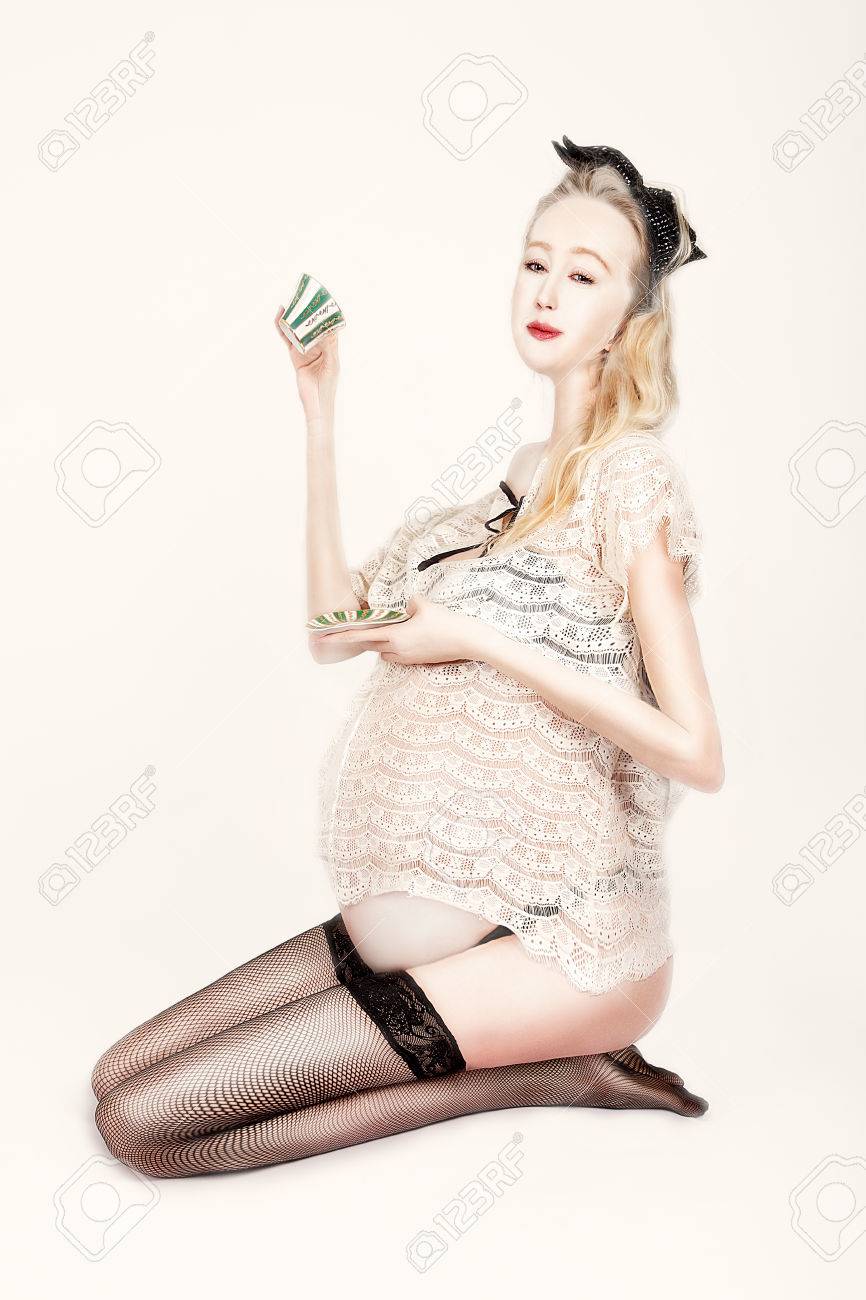 Ziemlich Schwangere Frau Lachelnd Mit Kaffeetasse Comic Illustration Lizenzfreie Fotos Bilder Und Stock Fotografie Image 2561