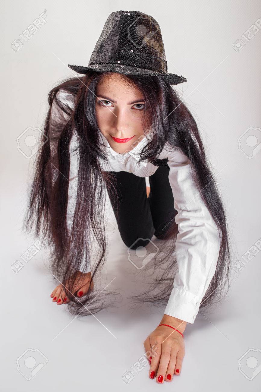 四つん這い　少女 楽しい四つん這い白い背景に黒い帽子の女の子は、の写真素材・画像素材 Image 31527113