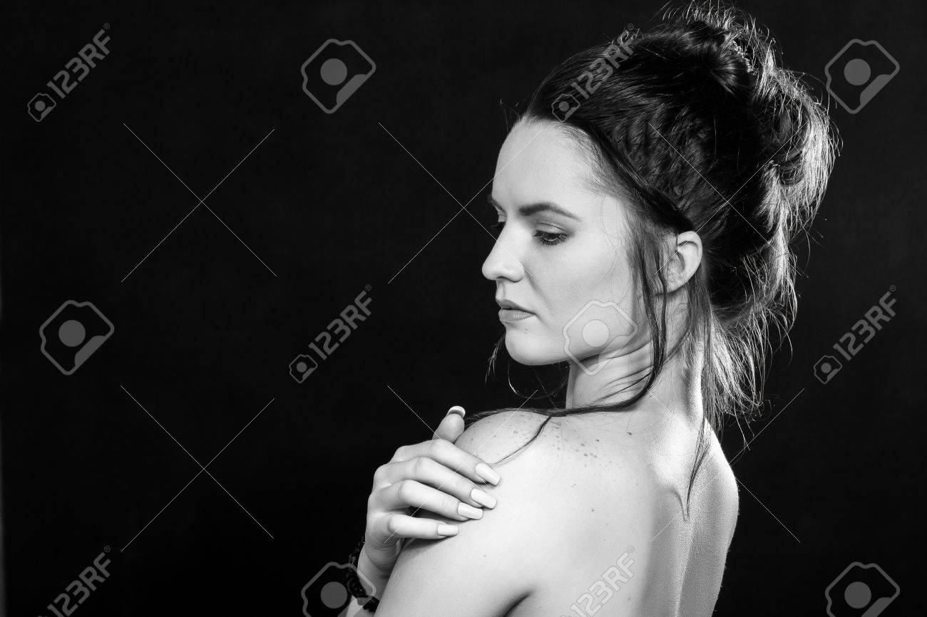 Sensual Mujer Joven Desnuda Atrás Perfil En Imagen Oscura, Monocromática  Fotos, retratos, imágenes y fotografía de archivo libres de derecho. Image  35962247