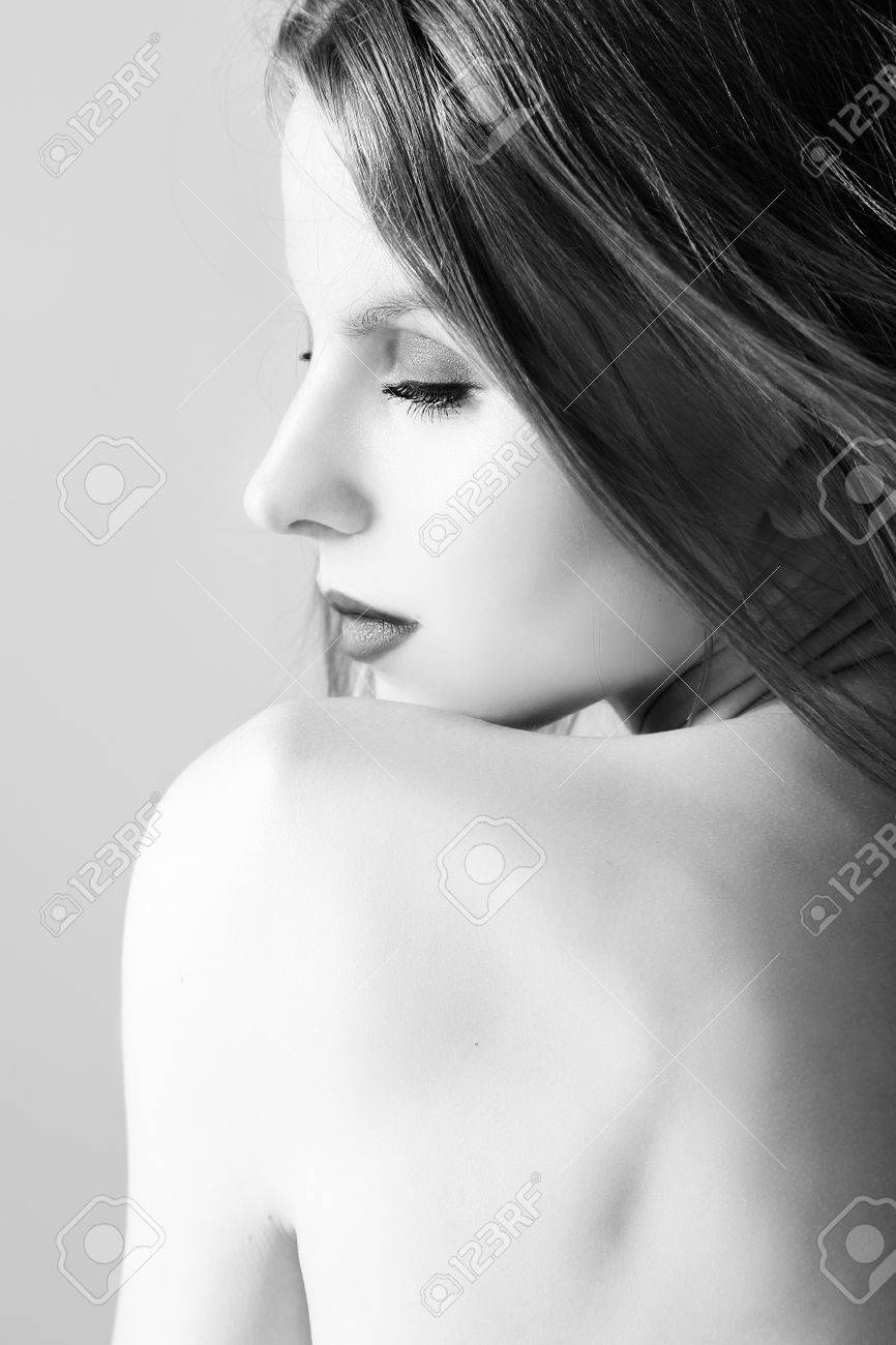 Retrato De La Hermosa Mujer Sensual Con Hombro Desnudo, Imagen  Monocromática Fotos, retratos, imágenes y fotografía de archivo libres de  derecho. Image 35962717