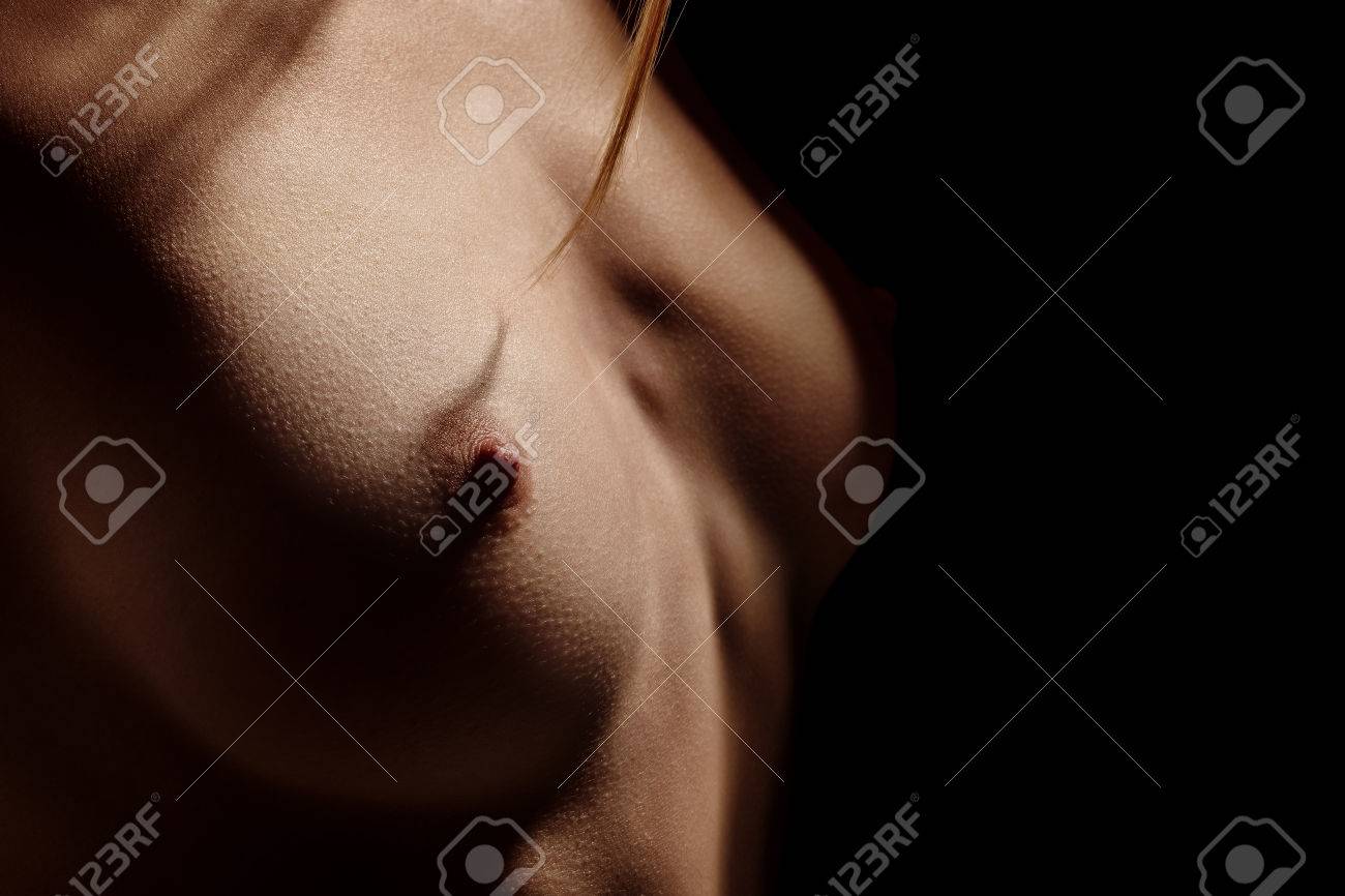Desnudos Pequeños Pechos Femeninos Sobre Fondo Negro Fotos, retratos,  imágenes y fotografía de archivo libres de derecho. Image 46168065