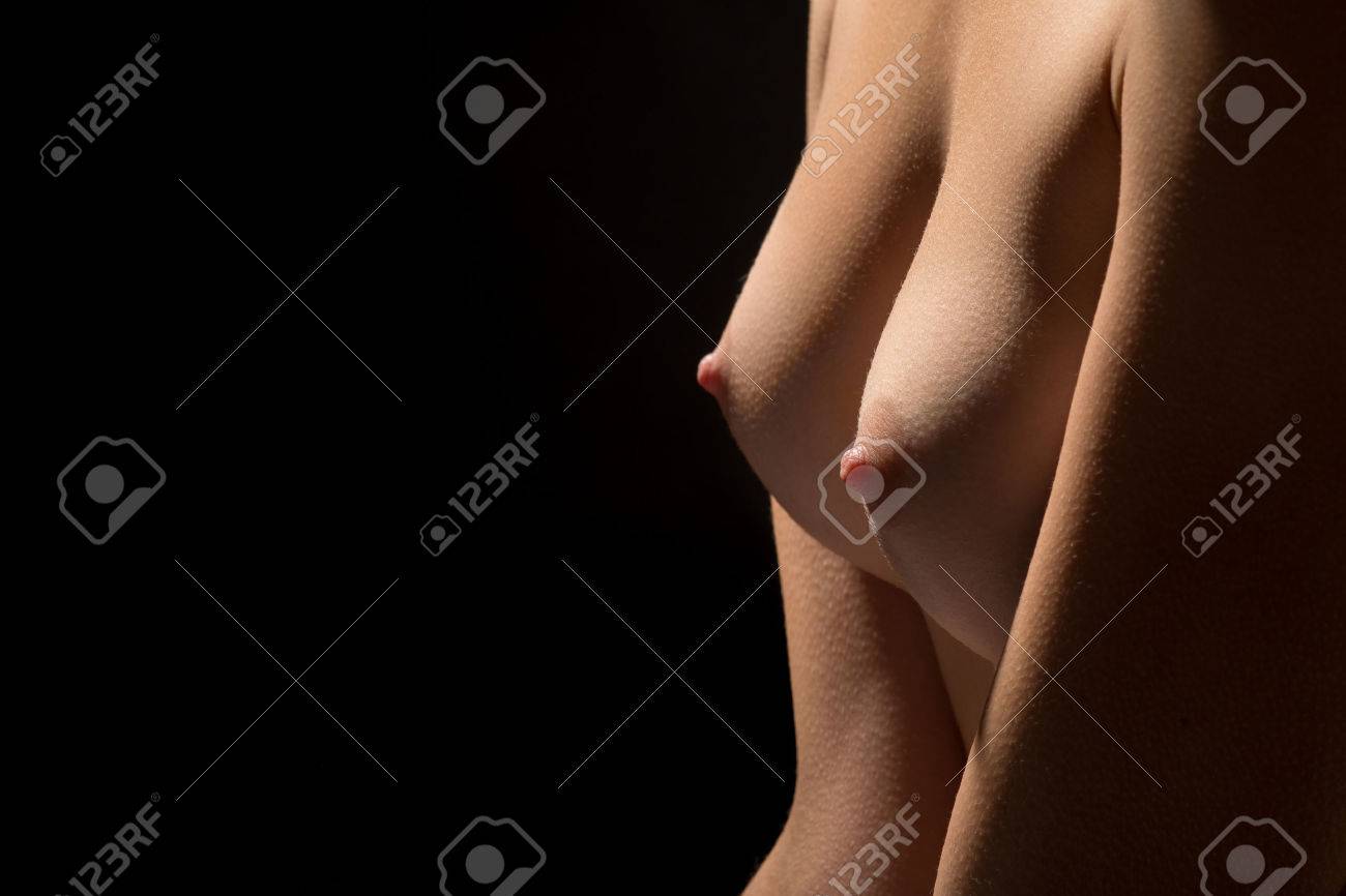 Pequeños Pechos Hermosos Femeninas Desnudas Sobre Fondo Negro Con Copyspace  Fotos, retratos, imágenes y fotografía de archivo libres de derecho. Image  46168098