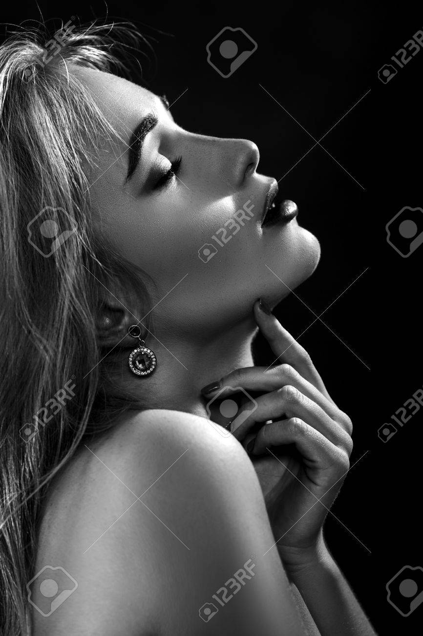 モノクロで暗い 官能的な興奮女性 の写真素材 画像素材 Image モノクロで暗い 官能的な興奮女性 の写真素材 画像素材 Image