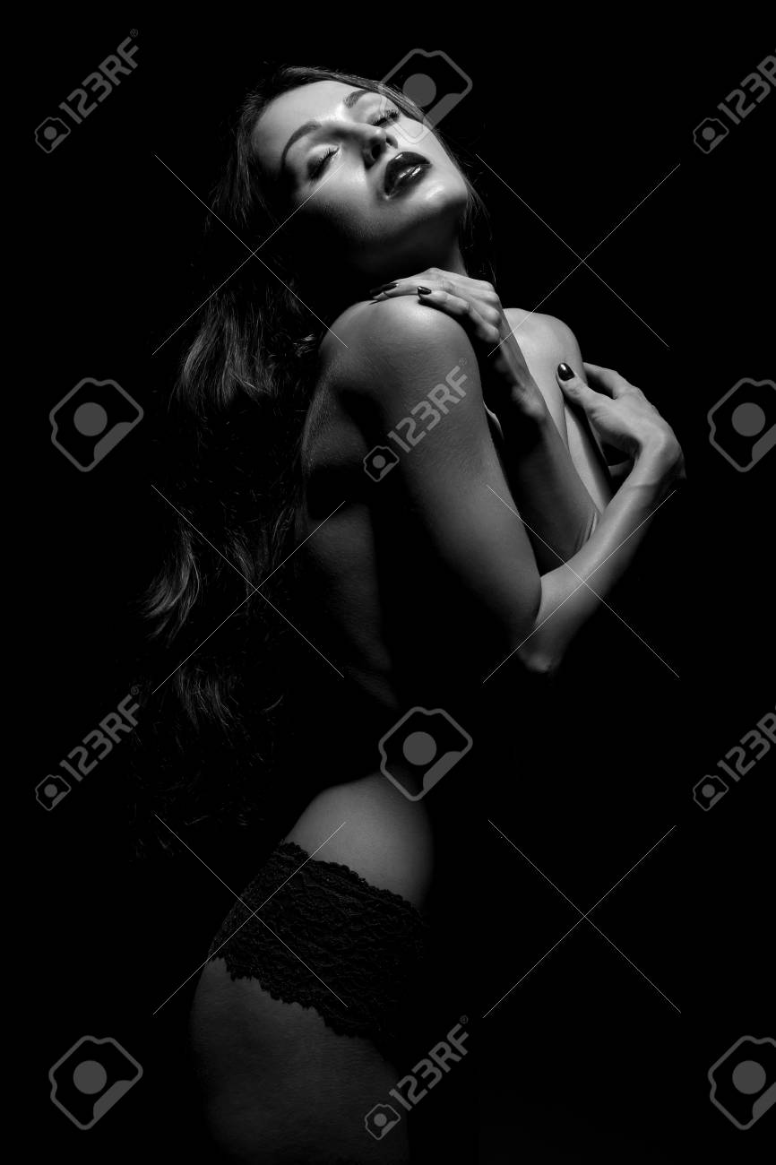 官能的な興奮女性暗い モノクロで彼女の体をカバー の写真素材 画像素材 Image