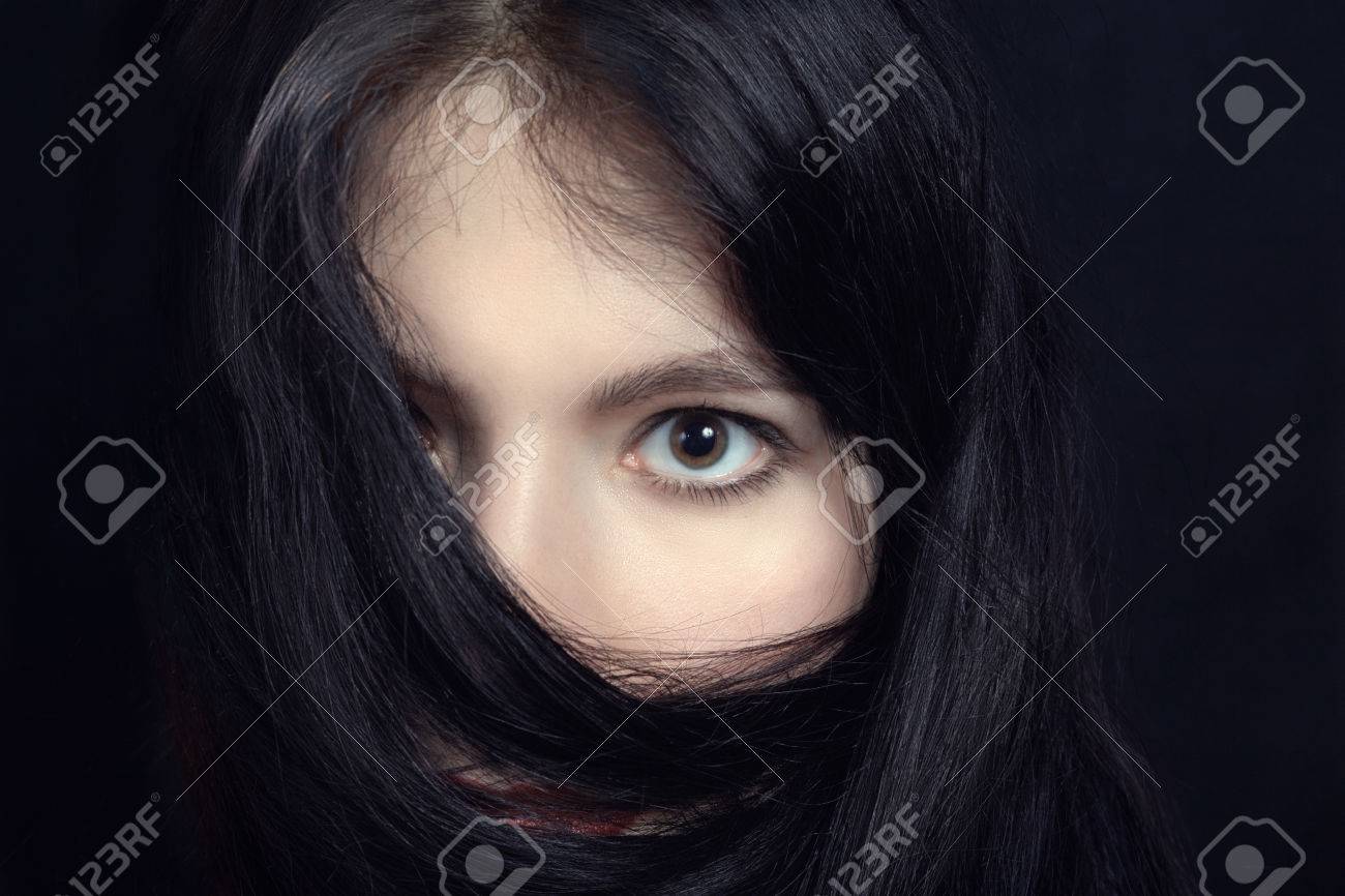 黒い長い髪と彼女の顔を覆っている怖い女 の写真素材 画像素材 Image 黒い長い髪と彼女の顔を覆っている怖い女 の写真素材 画像素材 Image