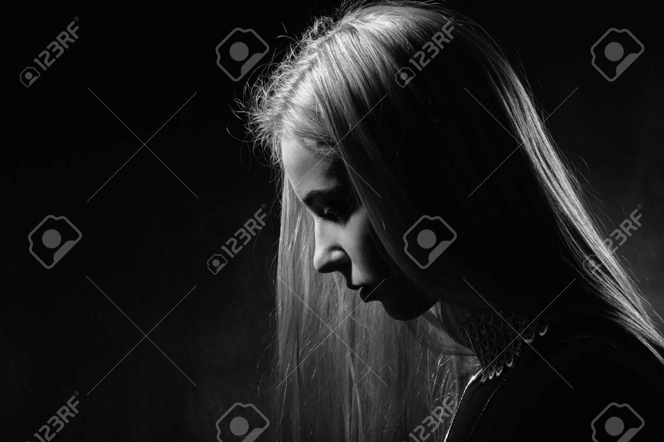 黒の背景は モノクロ画像に悲しい物思いにふける女の子プロフィール の写真素材 画像素材 Image