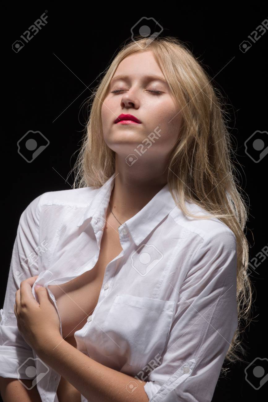 Sinnlich Erregt Mädchen Zeigt Ihre Große Brust Lizenzfreie Fotos, Bilder  und Stock Fotografie. Image 62523450.