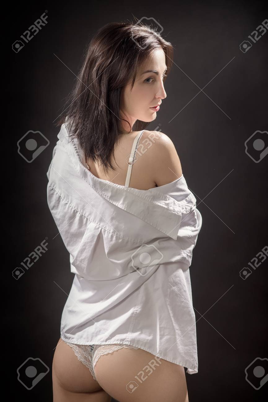 Femme Montre Ses Belles Fesses, Regardant En Arrière Banque DImages et  Photos Libres De Droits. Image 63039110