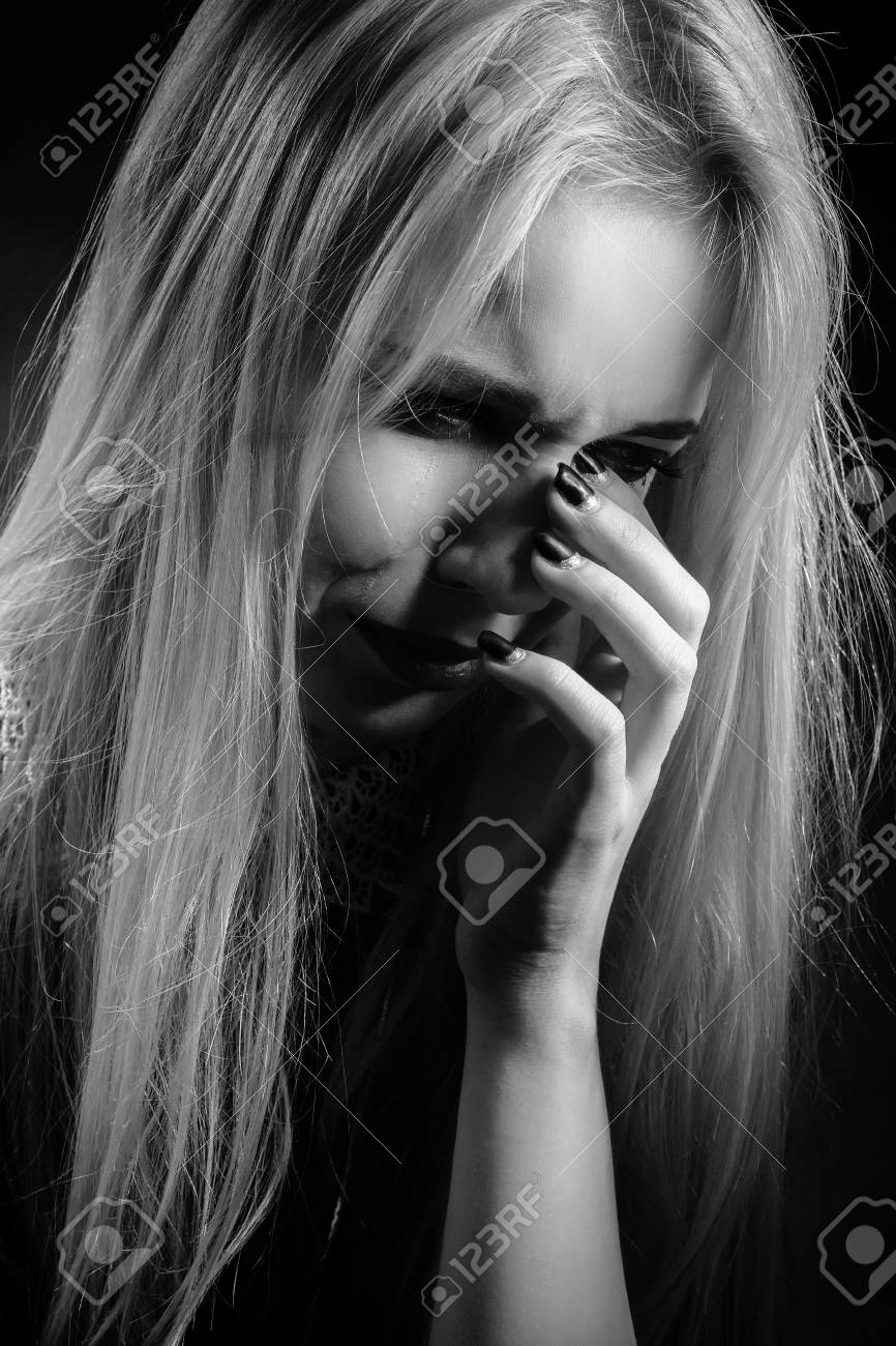 黒の背景は モノクロで泣いている悲しいのブロンドの女の子 の写真素材 画像素材 Image 黒の背景は モノクロで泣いている悲しいのブロンドの女の子 の写真素材 画像素材 Image