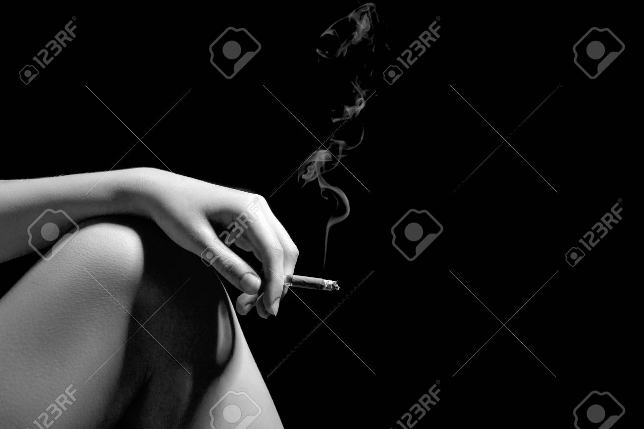 たばこ Copyspace 白黒と黒の背景に裸の膝の上に女性の手 の写真素材 画像素材 Image