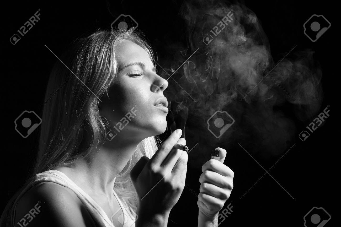 Frau Joint Marihuana Auf Schwarzem Hintergrund Rauchen Schwarz Weiss Lizenzfreie Fotos Bilder Und Stock Fotografie Image 68735192