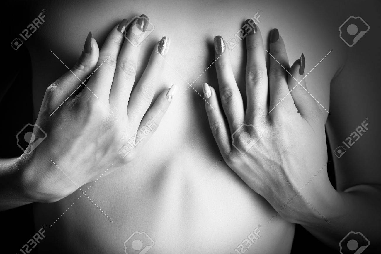 Mains Feminines Couvrant Les Petits Seins Closeup Monochrome Banque D Images Et Photos Libres De Droits Image 73680144