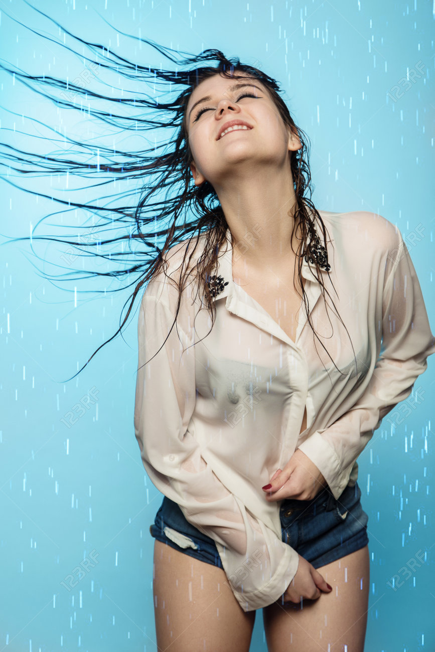 Junge Schöne Frau In Nasser Bluse Unter Regen Auf Blauem Hintergrund  Lizenzfreie Fotos, Bilder und Stock Fotografie. Image 88416681.