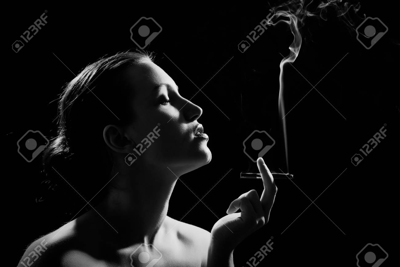 高級女性は 黒の背景は モノクロにタバコを吸って の写真素材 画像素材 Image 6060