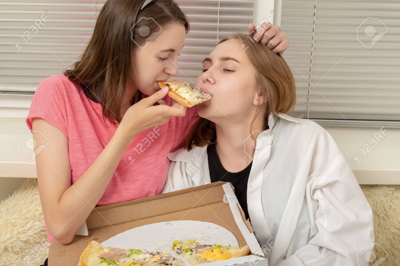 Hot Lesbians Eat