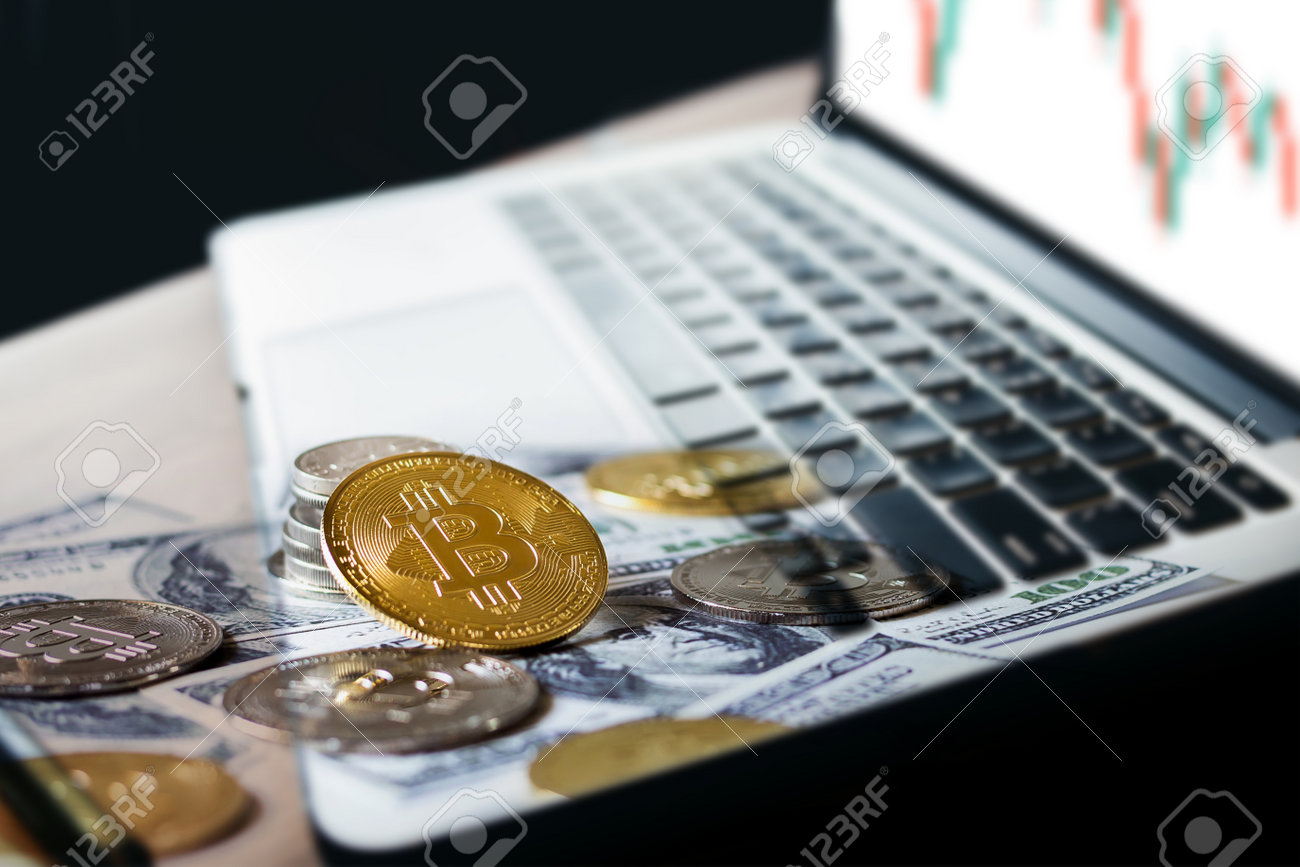 Concepto Invertir En Criptomoneda, Bitcoin Puede Pagar En El Mercado  Económico Global. Moneda Digital Virtual Y Comercio De Inversión  Financiera, Centrarse En Bitcoin De Oro Con Fondo De Dólar Y Computadora  Portátil